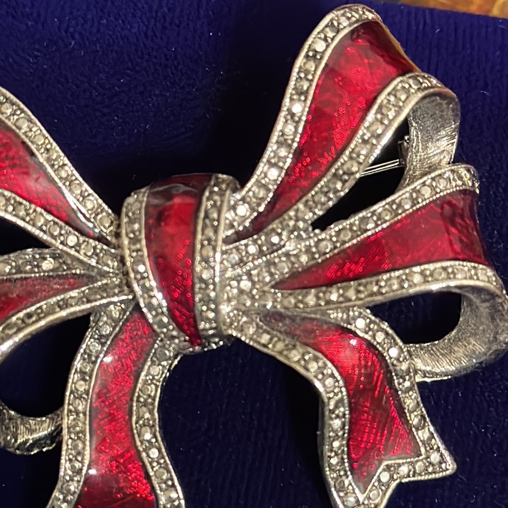 Bow red enamel/Marcasite brooch Signed L J vintage 2” x 2” - Picture 2 of 7